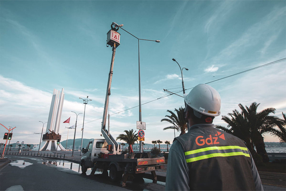 Sokaktaki lambası ile ilgilinen Gdz Elektrik görevlisi