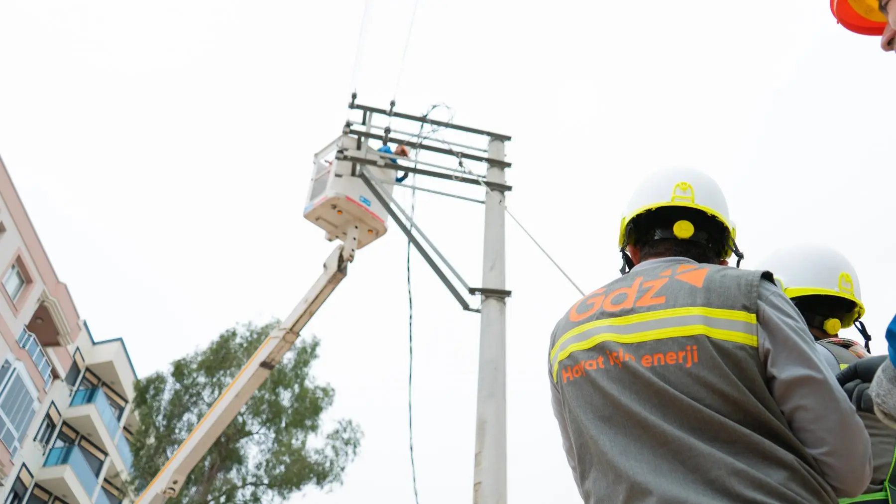 Elektrik direğinde çalışan görevli personel